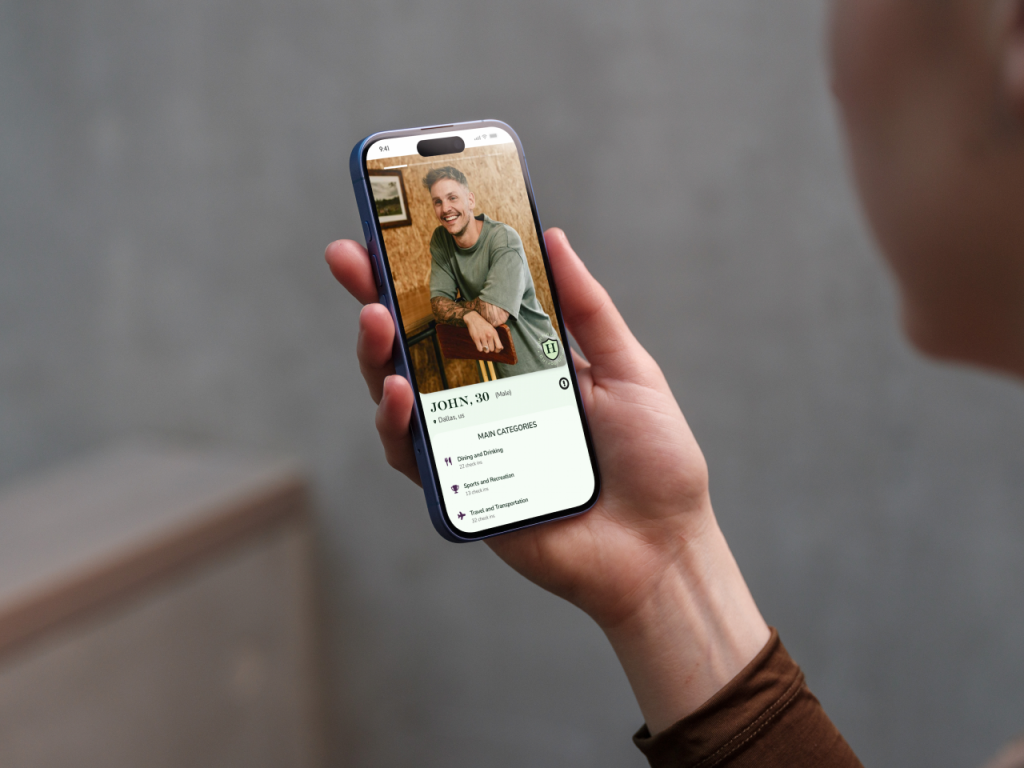 Honor - case study card, hover state with results